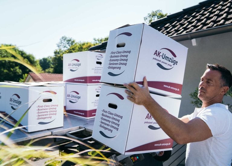 Umzugskarton vom Möbellift entladen